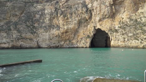 Vista-Panorámica-De-Las-Cuevas-Marinas-Interiores-En-Un-Día-Soleado-En-La-Isla-De-Gozo