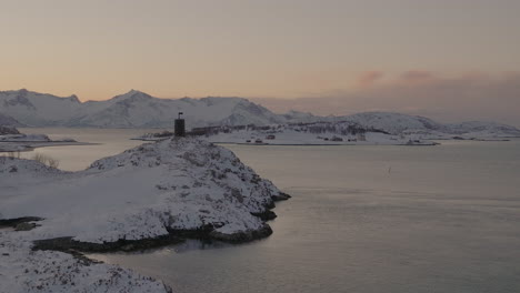 Luftbild-Umkreisenden-Schneebedeckten-Berg-Auf-Der-Insel-Kvaloya,-Norwegen