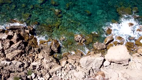 Wellen,-Die-Die-Felsen-In-Zypern-Treffen
