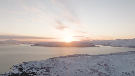 Blick-über-Den-Fjord-Im-Verschneiten-Arktischen-Winter-Mit-Sonnenuntergang-über-Der-Insel-Senja