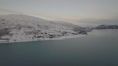 Luftaufnahme,-Die-Direkt-über-Schneebedeckte-Berge-Und-Seen-In-Norwegen-Schwenkt