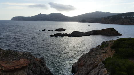 Erstaunliche-Und-Atemberaubende-Landschaft-Der-Insel-Ibiza-In-Spanien---Luftaufnahme