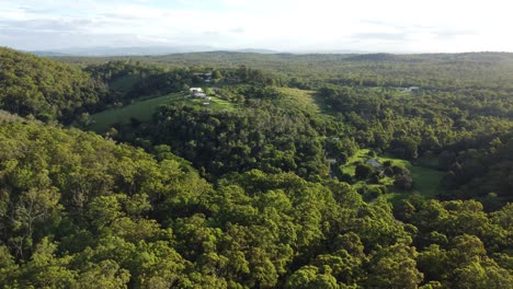 Afternoon-rotating-vista-of-green-Australian-elevation,-with-one-distinct-property-visible