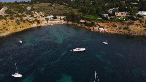 Segelboote-Und-Yachten,-Die-Im-Meer-Nahe-Der-Insel-Ibiza-In-Spanien-Schwimmen