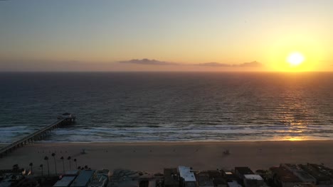 Malerischer-Sonnenuntergang-Am-Manhattan-Beach,-Kalifornien---Luftdrohnenaufnahme