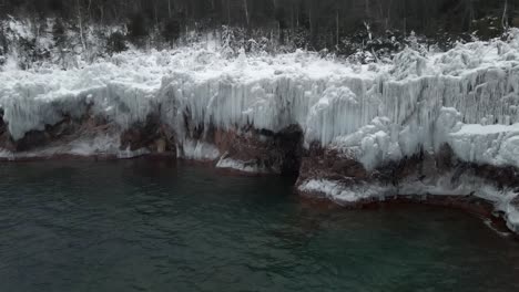 Gefrorene-Bäume-Und-Eisformationen-Am-Ufer-Des-Lake-Superior