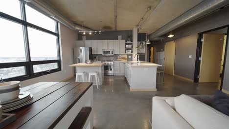 Küche-In-Einer-Stadtwohnung-In-Der-Innenstadt-Von-Minneapolis-Mit-Modernen-Oberflächen-Und-Geräten