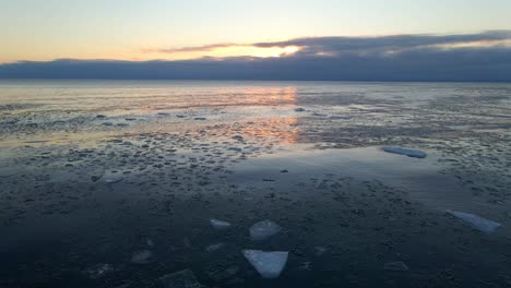 Pieces-of-ice-floting-on-Lake-Superior,-winter-morning