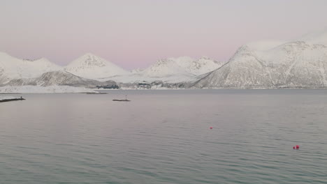 Luftaufnahme-über-Den-Fjord-Mit-Schneebedeckten-Bergen,-Weiße-Winterlandschaft