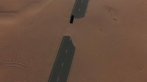 Zeitlupen-FPV-Drohnenclip-Eines-Geländewagens-In-Der-Wüste