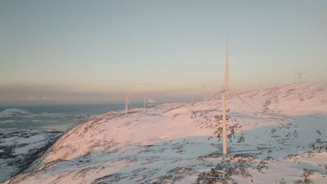Windkraftanlagen-Auf-Schneebedeckten-Bergen