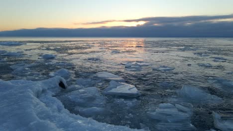 Pequeños-Icebergs-Flotando-En-El-Agua-Del-Lago-Superior-Durante-El-Amanecer