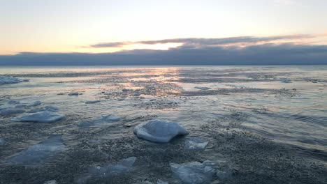 Icebergs-ice-formations-floting-on-the-water-of-Lake-Superior-on-a-winter-morning