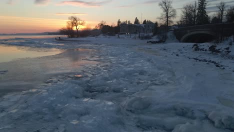 Ice-formations-at-the-shores-of-Lake-Superior,-winter-sunset-in-Duluth,-Minnesota