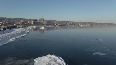 Duluth,-Ciudad-Portuaria-En-Minnesota-Con-La-Orilla-Del-Lago-Superior-Completamente-Congelada