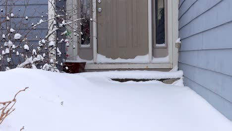 Kalter-Und-Winterlicher-Schnee,-Der-Auf-Die-Veranda-Eines-Vorstadthauses-Fällt