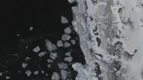 Icebergs-ice-pieces-floting-on-Lake-Superior,-winter