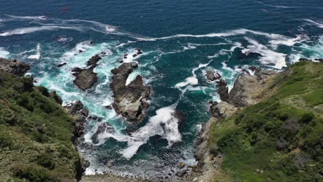 Sea-Waves-Crashing-Against-Rocky-Coast-Of-Big-Sur-In-Monterey,-California,-USA