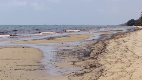 Oil-Spill-At-Mae-Ram-Phueng-Beach-Leaked-From-An-Underwater-Pipeline-In-Rayong,-Thailand