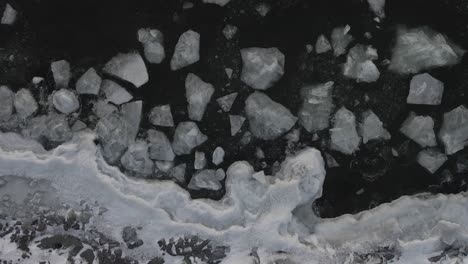 Icebergs-Flotando-En-El-Lago-Superior-Junto-A-La-Costa
