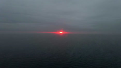 Sonnenlicht,-Das-Durch-Die-Wolken-Ragt,-Bewölkter-Wintermorgen-über-Dem-Lake-Superior