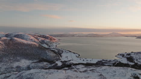Schöne-Luftaufnahme-Schneebedeckte-Berge-Und-Seen-Bei-Sonnenaufgang-Auf-Der-Insel-Kvaloya