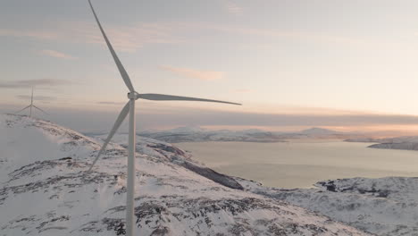 Drehende-Windturbinenblätter-Erzeugen-Erneuerbaren-Strom-In-Norwegen