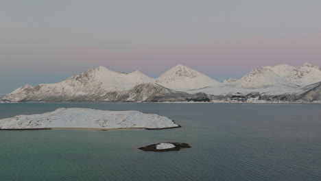 Isla-Nevada-De-Kvaloya-Durante-El-Invierno-Con-Fiordos-Costeros-En-Tromso,-Noruega