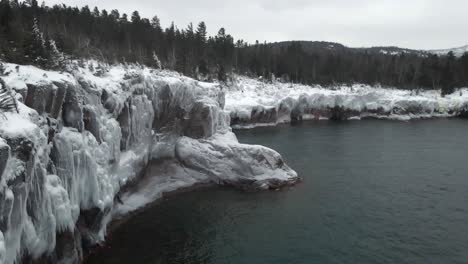 Tettegouche-State-Park-North-Shore-Minnesota-Lake-Superior-Ufer-Winter-Eisformationen