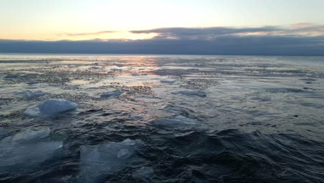 Olas-Rompiendo-En-Las-Orillas-Del-Lago-Superior-Formaciones-De-Icebergs-Flotando-En-El-Agua