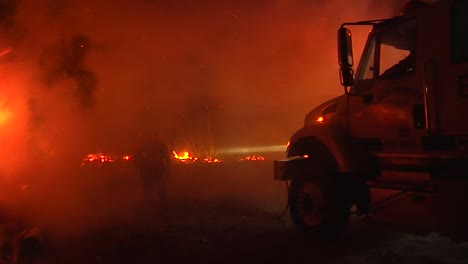 Ein-Feuerwehrmann-Bekämpft-Während-Des-Thomas-Feuers-In-Ventura-Und-Santa-Barbara-County,-Kalifornien,-Ein-Riesiges-Feuer-An-Einem-Hang