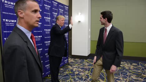 Präsidentschaftskandidat-Der-Republikanischen-Partei-Donald-Trump-Posiert-Für-Fotos-Mit-Wählern-Bei-Einer-Wahlkampfveranstaltung