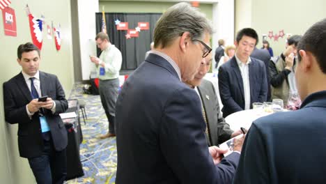 Präsidentschaftskandidat-Der-Republikanischen-Partei,-Rick-Perry,-Posiert-Für-Fotos-Mit-Wählern-Bei-Einer-Wahlkampfveranstaltung