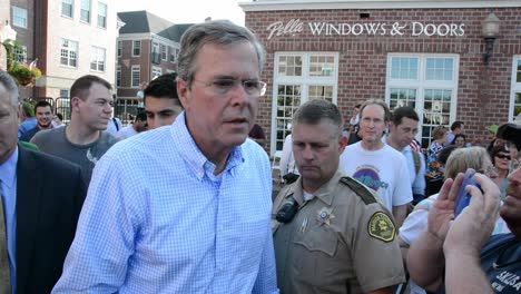 Jeb-Bush,-Präsidentschaftskandidat-Der-Republikanischen-Partei,-Spricht-Mit-Einem-Bürgerjournalisten-Bei-Einer-Wahlkampfveranstaltung-In-Iowa