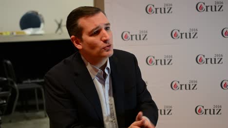 Präsidentschaftskandidat-Der-Republikanischen-Partei-Ted-Cruz-Spielt-Schach-Und-Spricht-Bei-Einer-Kampagnenveranstaltung-In-Iowa-Mit-Einem-Journalisten