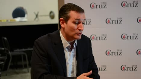 Republican-Party-Presidential-Candidate-Ted-Cruz-Plays-Chess-And-Speaks-To-A-Journalist-At-An-Iowa-Campaign-Event