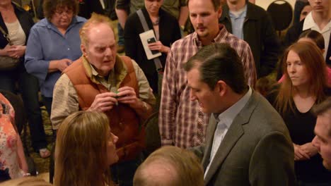 Der-Konservative-Präsidentschaftskandidat-Ted-Cruz-Begrüßt-Unterstützergespräche-über-Parteipolitik-Und-Konservatismus,-Iowa-kampagne