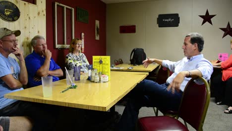 Präsidentschaftskandidat-Rick-Santorum-Spricht-Während-Der-Vorwahlen-In-Iowa-Mit-Einer-Kleinen-Gruppe-Von-Wählern-In-Einem-Diner-Restaurant