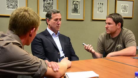 Präsidentschaftskandidat-Rick-Santorum-Spricht-Während-Der-Vorwahlen-In-Iowa-Mit-Zwei-Reportern-über-Moral-Und-Donald-Trump