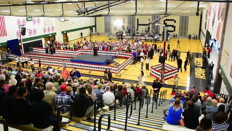 Wähler-Auf-Tribünen-In-Einer-Turnhalle-Der-High-School-In-Iowa-Vor-Einer-Politischen-Kundgebung-Von-Donald-Trump-Während-Der-Republikanischen-Caucus-In-Iowa