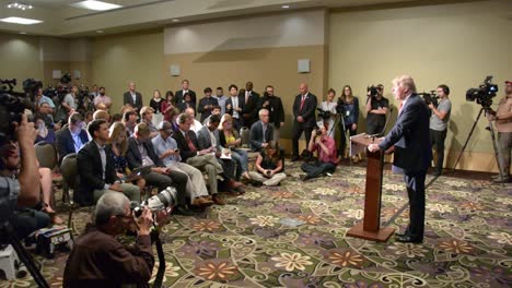 US-Präsidentschaftskandidat-Donald-Trump-Behauptet,-Die-Bibel-Während-Der-Pressekonferenz-In-Iowa-Caucus-Zu-Lieben