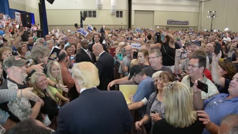 Donald-Trump-Entra-En-Mitin-De-Campaña,-Rodeado-De-Guardias-De-Seguridad-Y-Multitud-De-Partidarios-Conservadores,-Iowa