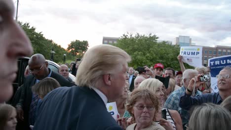 Präsidentschaftskandidat-Donald-Trump-Spricht-Mit-Konservativen-Weißen-Unterstützern-Nach-Einer-Wahlkampfveranstaltung,-Iowa-Caucus