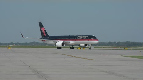El-Avión-De-Negocios-Boeing-757-Del-Candidato-Presidencial-Estadounidense-Donald-Trump,-Apodado-Trump-Force-One-Iowa-Caucus