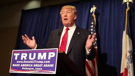 Donald-Trump,-Präsidentschaftskandidat-Der-US-Republikaner,-Spricht-Während-Einer-Wahlkampfveranstaltung-In-Iowa-Mit-Unterstützern-über-Die-Schaffung-Von-Arbeitsplätzen-Und-Die-Verschuldung-Der-Hochschulen