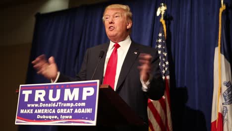 Us-Republican-Presidential-Candidate-Donald-Trump-Speaks-Immigration-And-Illegal-Immigration-And-Jeb-Bush’S-Policies,-Iowa-Caucus-Campaign-Event