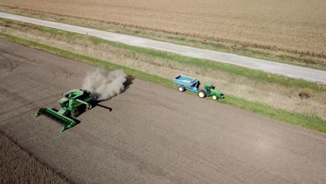 Drohnenaufnahmen-Aus-Der-Luft-Eines-Iowa-Bauern,-Der-An-Einem-Sonnigen-Tag-Im-Mittleren-Westen-Des-Ländlichen-Amerikanischen-Farmgürtels-Einen-Mechanisierten-Mähdrescher-In-Einem-Maisfeld-Fährt