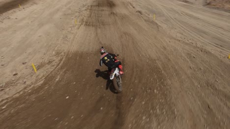 Aufregende-Drohnenantenne-Von-Motocross-Dirt-Biker-Motorradsprung-Auf-Der-Strecke