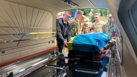 Ein-Soldatensarg-Wird-Während-Einer-Militärischen-Beerdigung-In-Der-Ukraine,-Krieg-In-Der-Ukraine,-In-Einen-Leichenwagen-Geladen