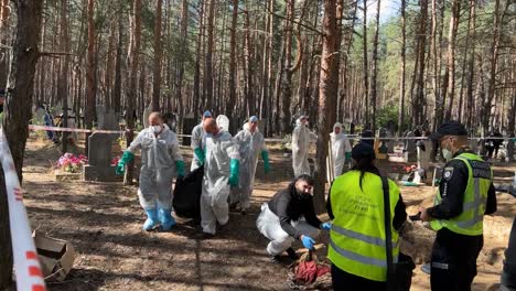 War-Crimes-Investigators-Move-Bodies-In-Bodybags-From-Mass-Graves-In-Izium,-Ukraine-Following-The-Regions-Liberation-From-Russian-Occupation
